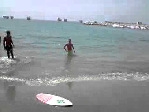 Puente Mayorga Deslizandose en la playa