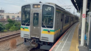 E127系0番台ﾅﾊV2編成が浜川崎行きとして尻手駅3番線を発車するシーン（2025.10.13.8:52）
