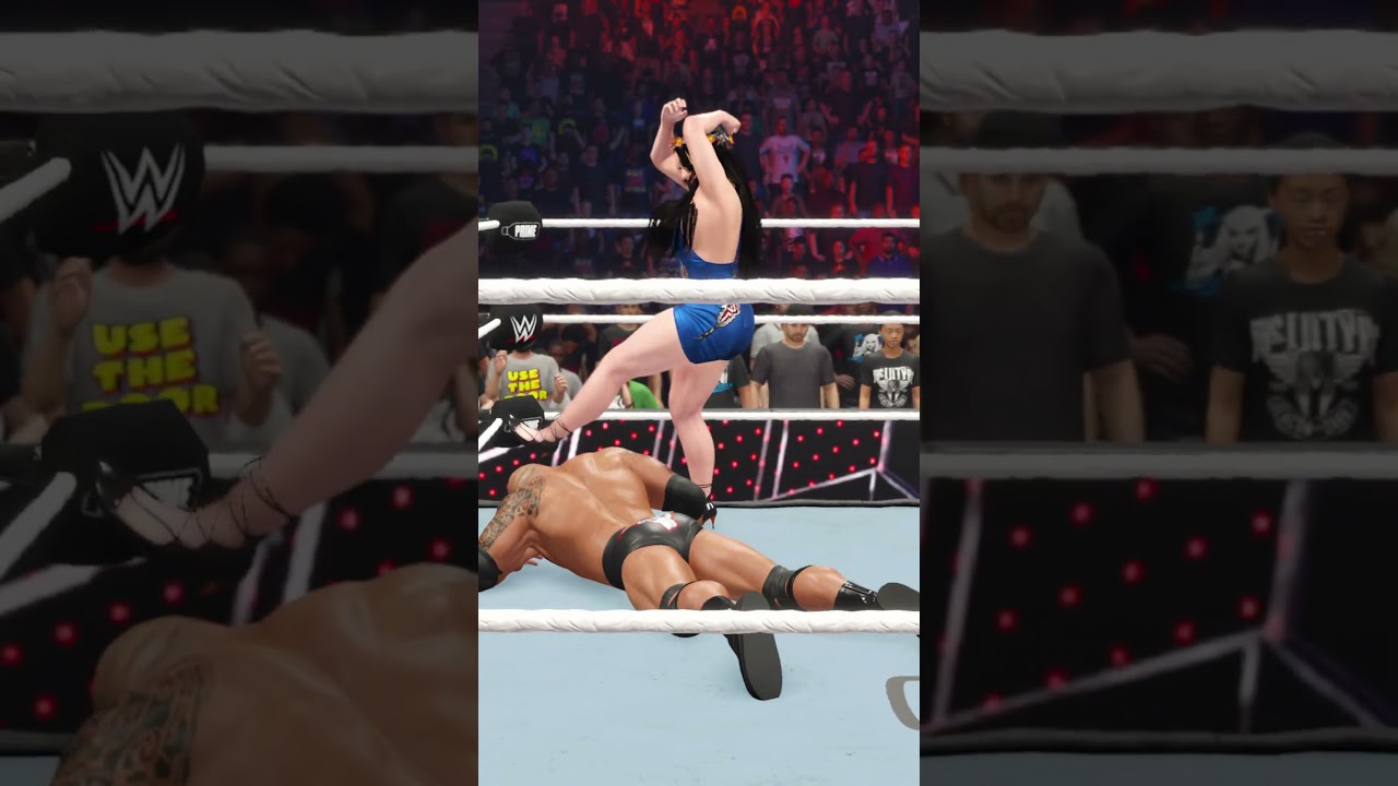 Серьезный бой между Роком и Бет Финикс в WWE 