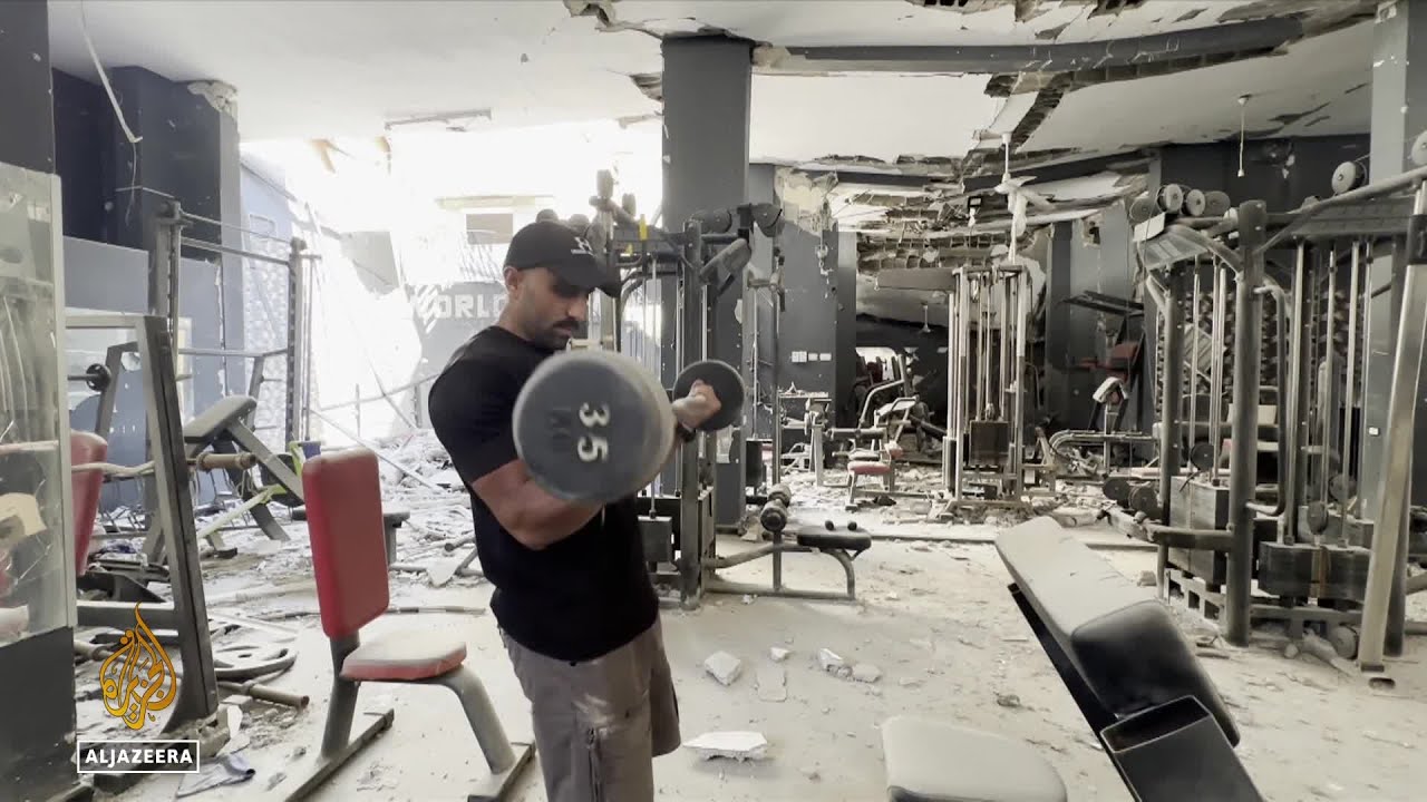 يواصل لاعبو كمال الأجسام في غزة التدريب في صالة رياضية مدمرة