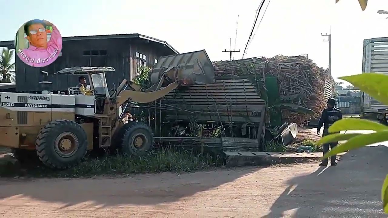 อุบัติเหตุุรถขนอ้อยเลยโค้งลูกบ่ไปนำแม่ห่วงจากที่คนนอนแค่เมตรเดียวไปเบิ่งนำกันครับ