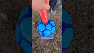 Çakmak Gazı Ile Top Dolduran Adam