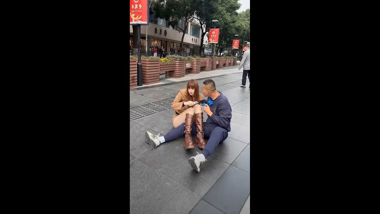 漂亮的大长腿老妹一屁股摔地上炸开了花
