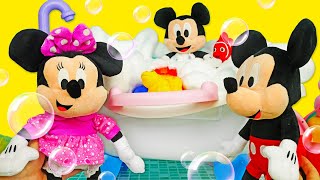 Jeux pour enfants avec Minnie et Mickey Mouse. Patrick ne veut pas se baigner! ❌