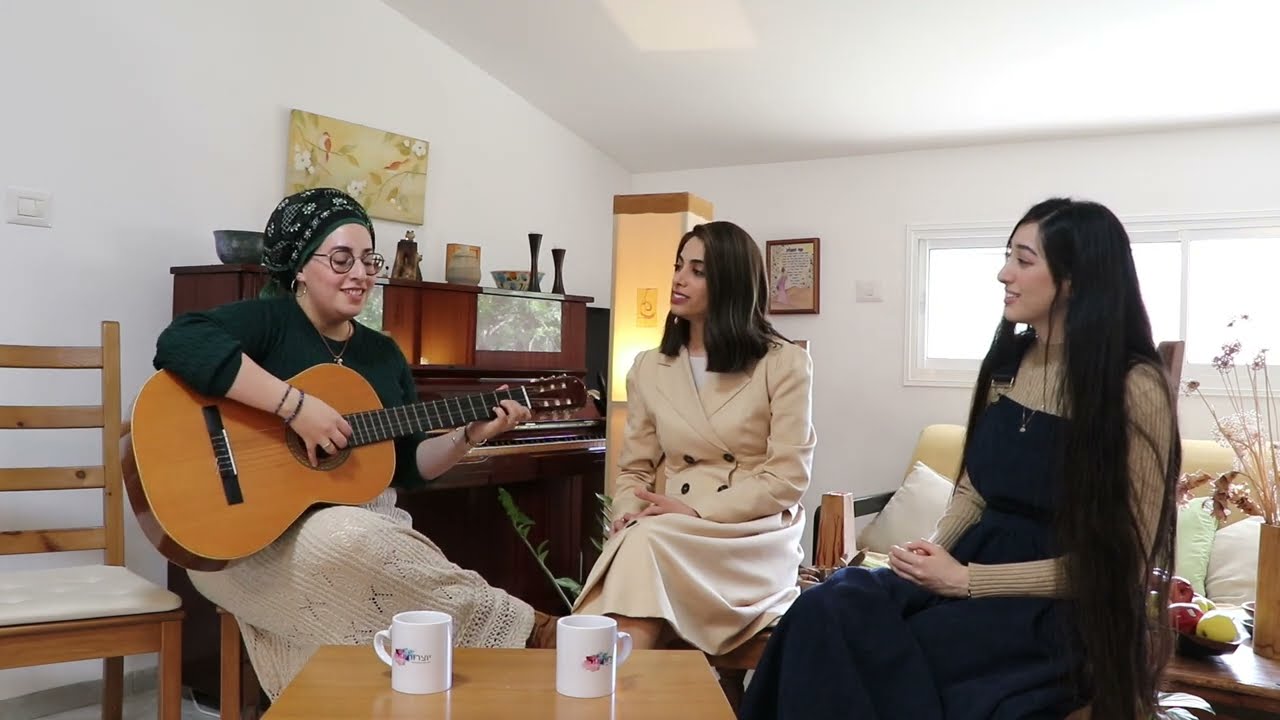 שירת העשבים - שירי נשיא, אמינה ואלה מיה מאחורי הקלעים מתוך יום צילום של יוצרות אור