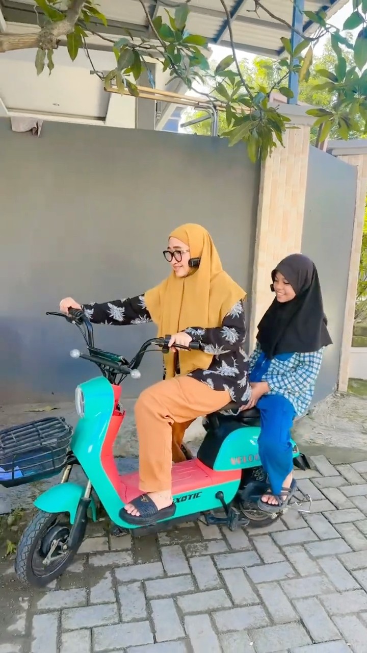 AINUN DIKERJAIN MALAH DIAJAK JALAN SAMA BUNDA DIJAH