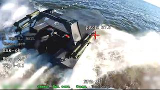 Eine russische FPV-Drohne greift eine ukrainische Marinedrohne auf der Krim an.