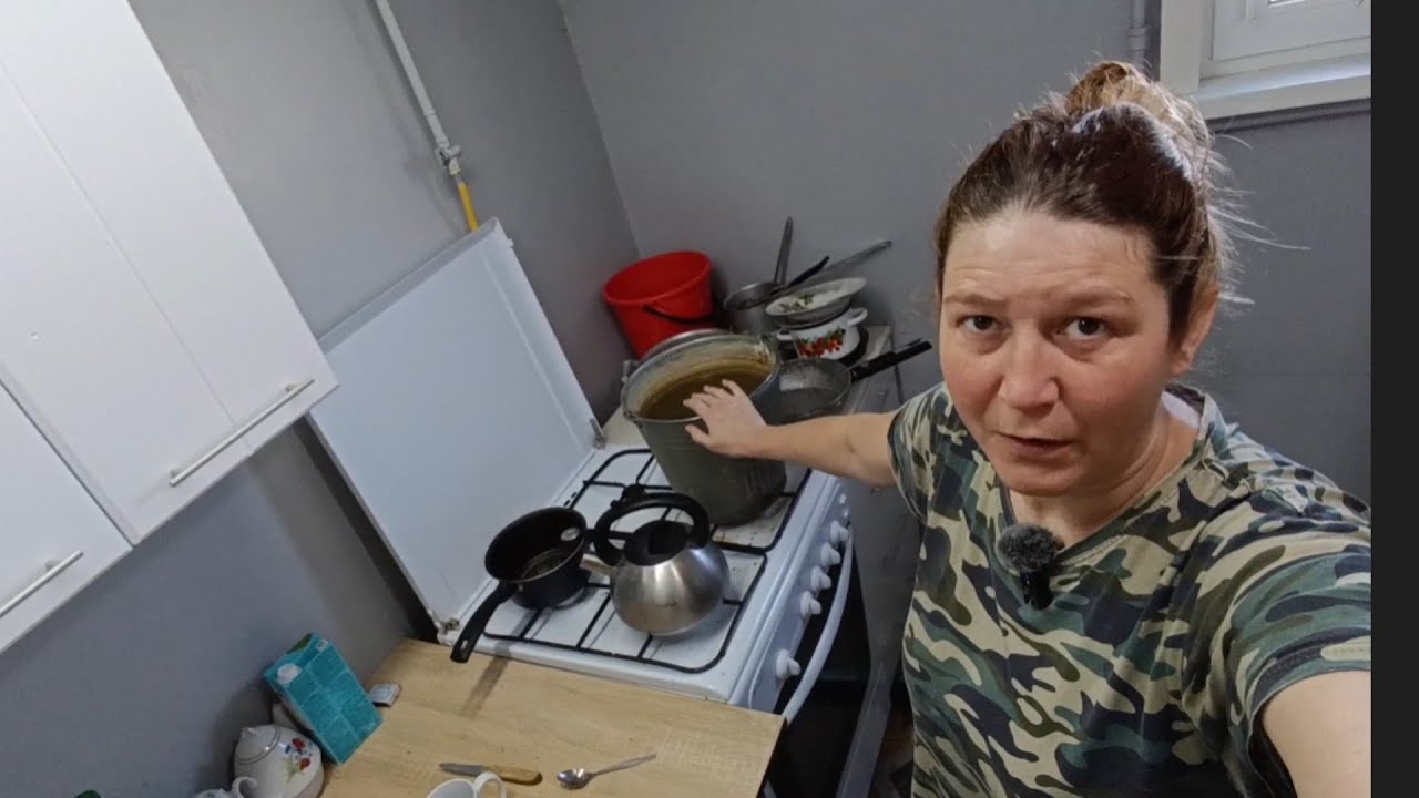 Заболела. Опять? Приходил сосед молодой. Наводим порядок. 