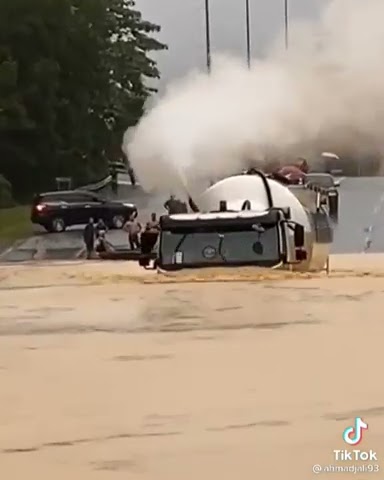 Sopir Barbar, Terjang banjir yang menghadang