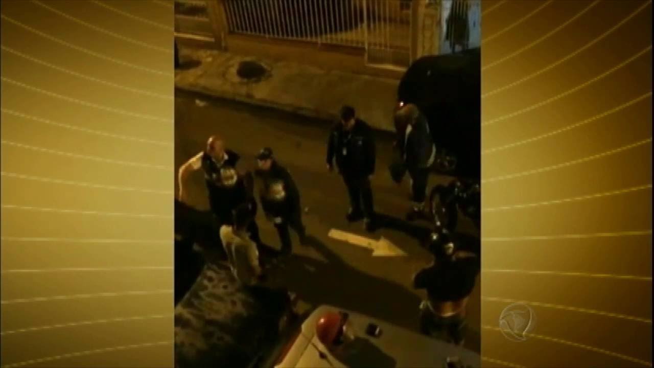 Flagra: PM agride motociclista em blitz da Lei Seca no Rio