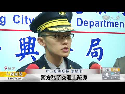 員警抬車 騎士送醫