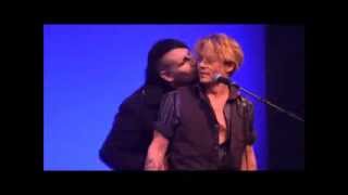 Marilyn Manson kissing campy Johnny Depp onstage Resimi