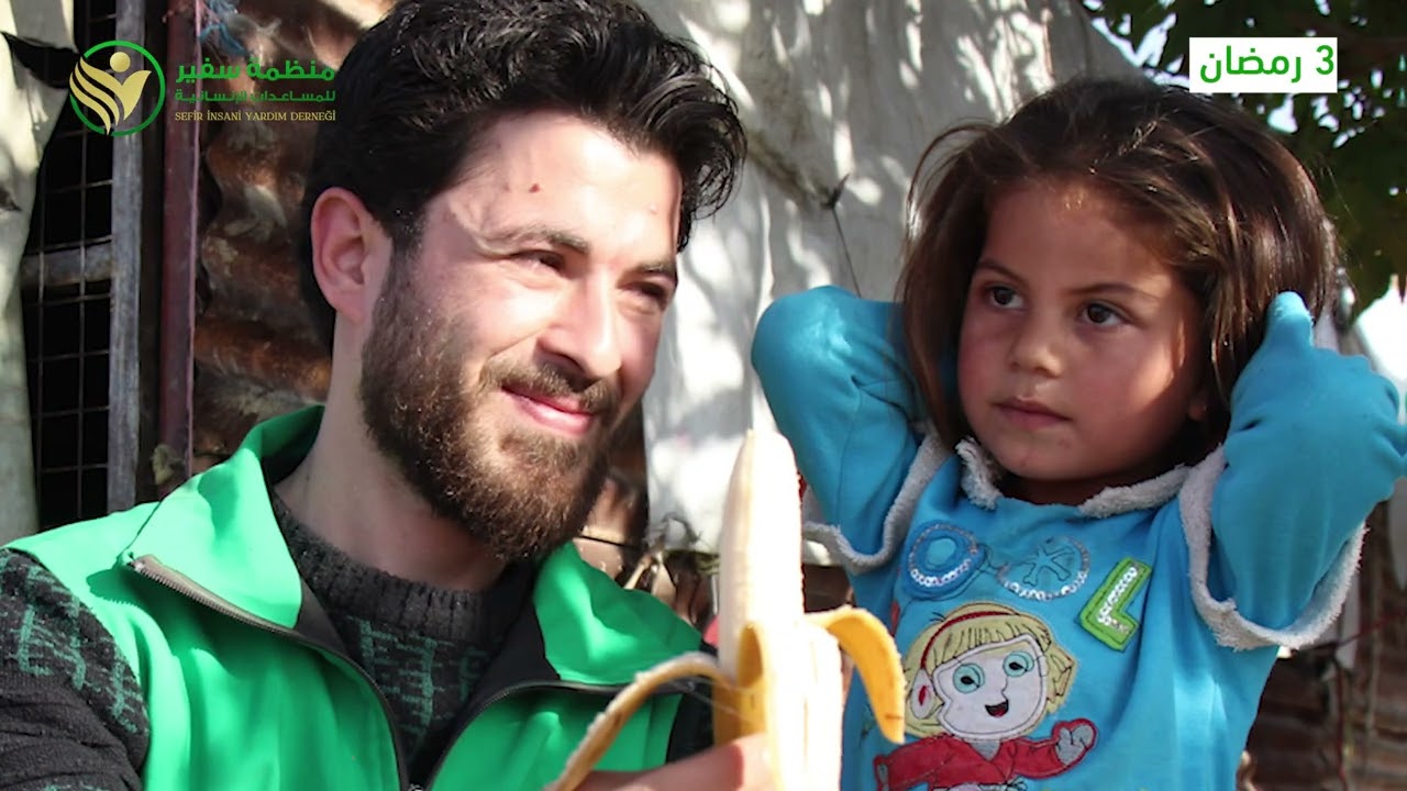 توزيع وجبات الإفطار في مخيم الجمعية بسلقين