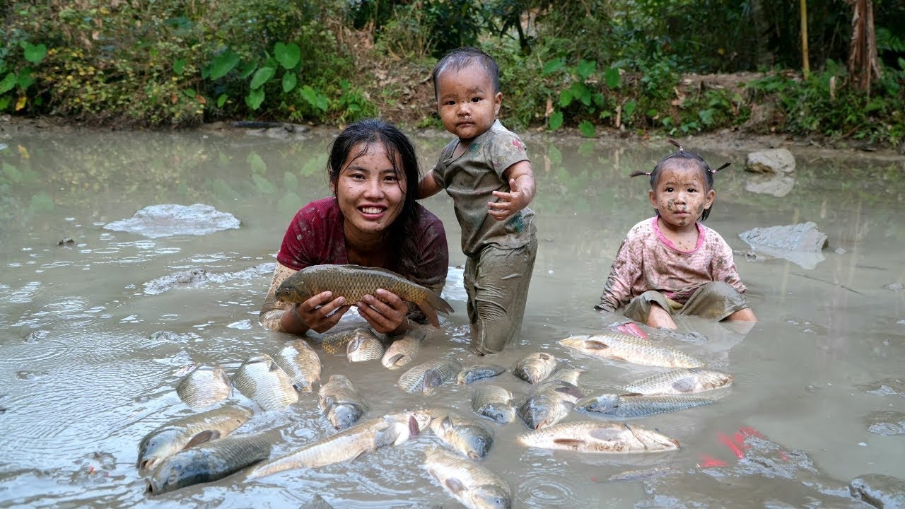 Single mother Catch a giant fish pond with your child - bring it to the ...