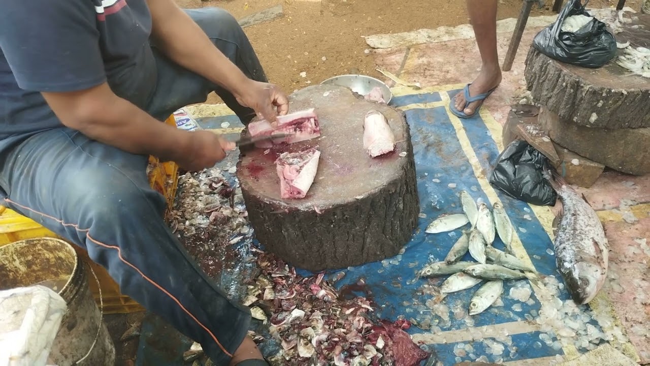 Fish 🎏 cutting in Alwal Ritu bazaar market 
