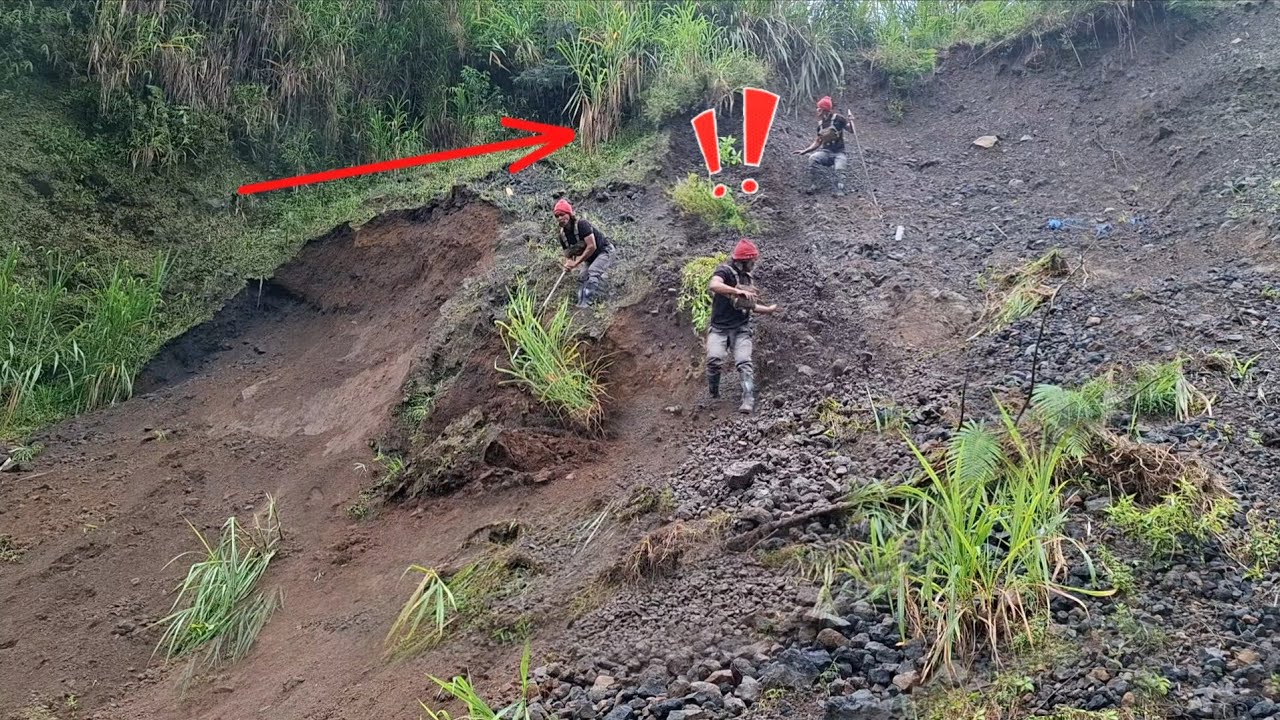 Very dangerous‼️rockman crazy stunt of collapsing the coral cliff
