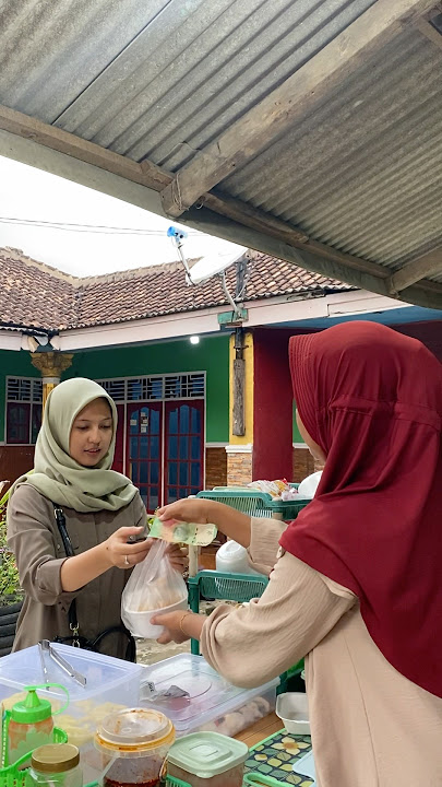 Kembang desa buys seblak with noodles