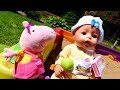 Baby Born und Peppa Wutz spielen im Sandkasten - Spielspaß mit Puppen