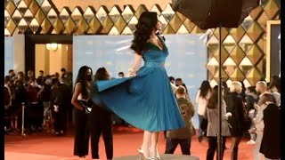 الهواء يداعب فستان رانيا يوسف فى مهرجان القاهرة السينمائى ٢٠٢٠