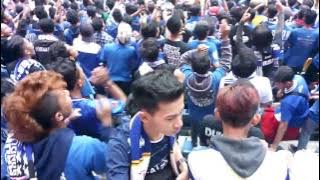 Tribun selatan bergoyang