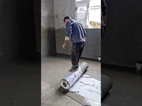 حرفي يقوم بتركيب صفيحة على ملاط أسمنتي بمهارة فن حرفي