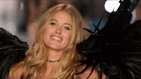 Taylor Swift - Style - The Victoria Secret Fashion Show 2014