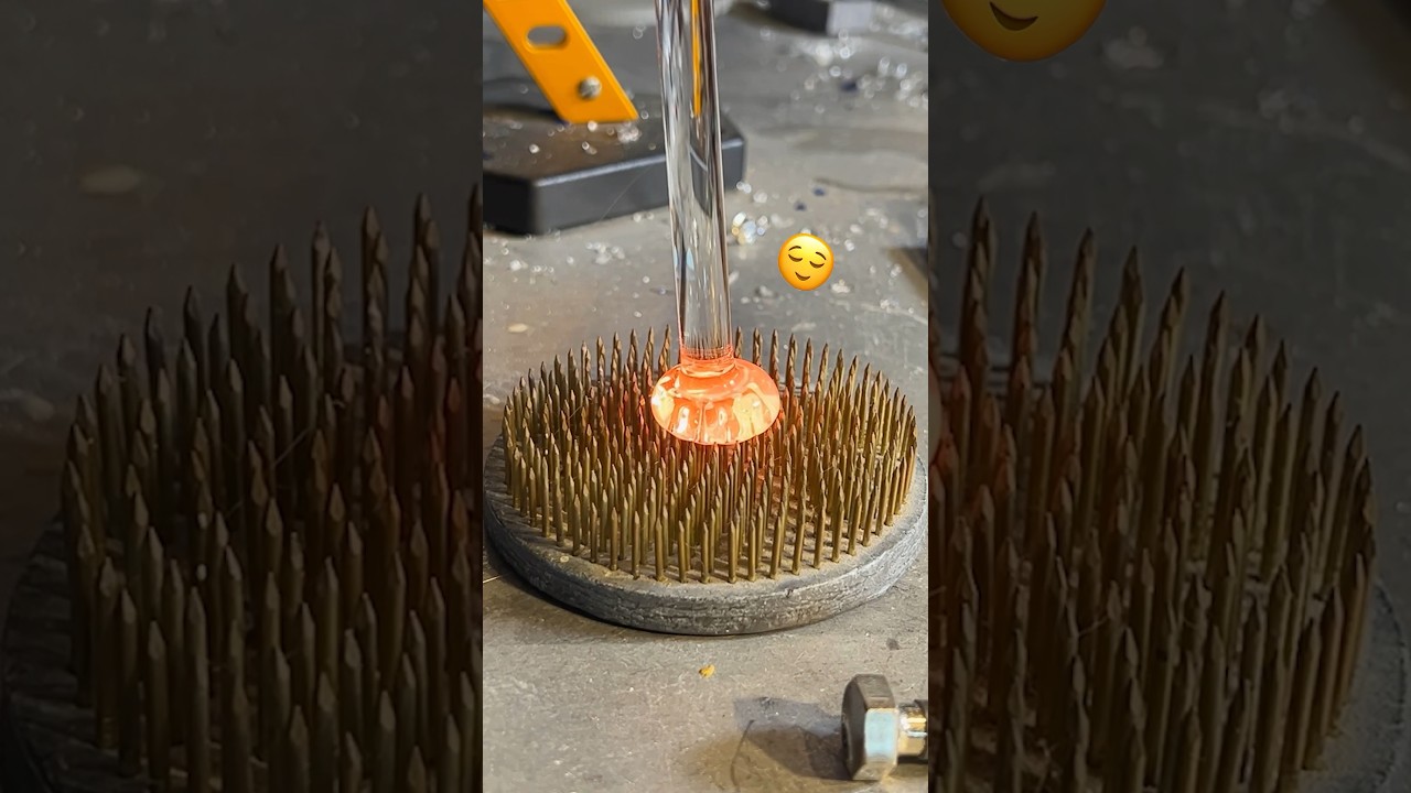 Écraser du verre en fusion est extrêmement satisfaisant ! 