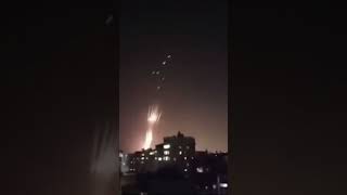 الله حولك ومقابيلك حدك عم تشمخ راية خلفك في بيوت بتدعيلك قدامك حدو جاييه اضرب اضرب والريح تصيح    سمعها