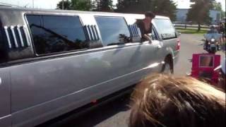 Kelly Clarkson Arrives at Sudbury Airport and Greets Fans