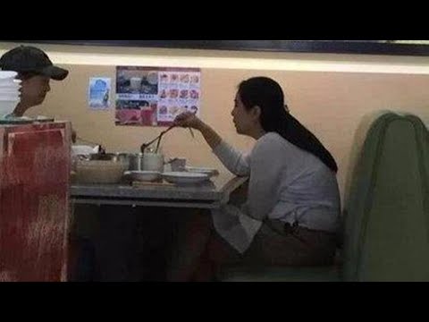 56岁王祖贤近照被曝，含胸驼背腰粗一大圈，网友：老到不像样