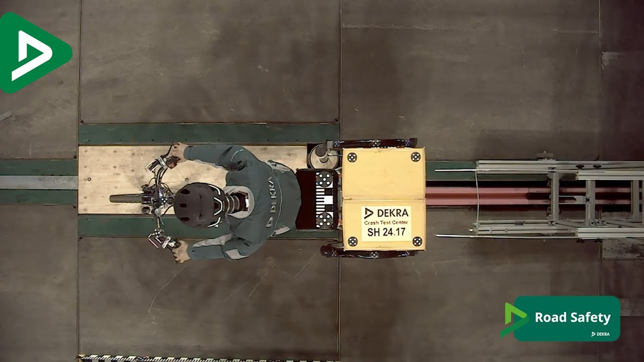 DEKRA Crashtests mit Lastenrad gegen flexiblen und starren Pfosten