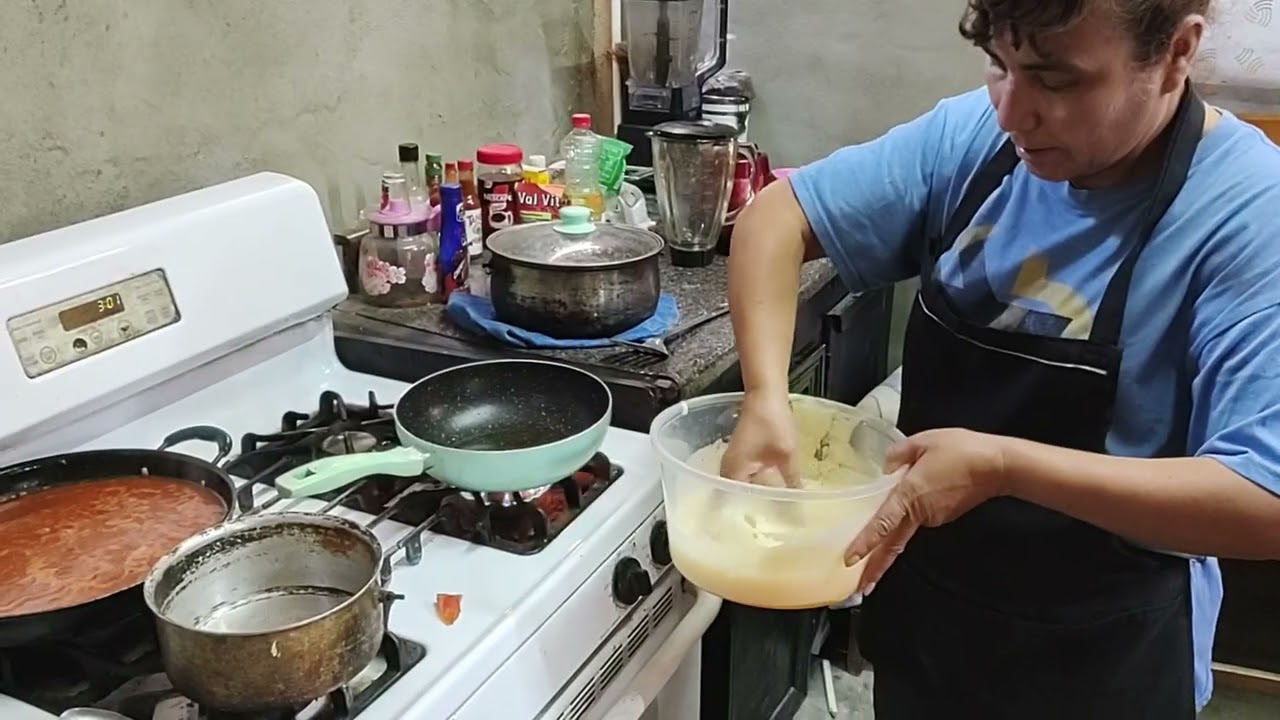Camarones y filete de pescado en salsa roja 