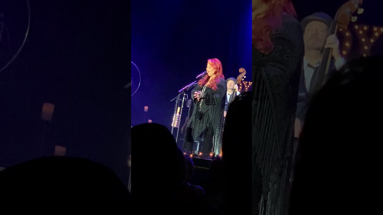 Wynonna tells off fan! 12/19 pt #1