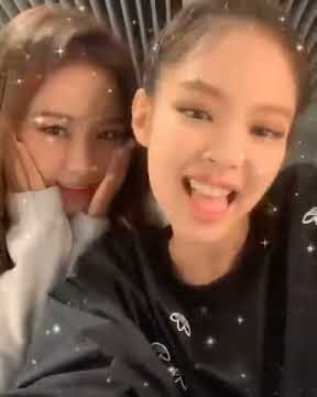 jisoo & jennie dancing and singing to somi's new song 'birthday'