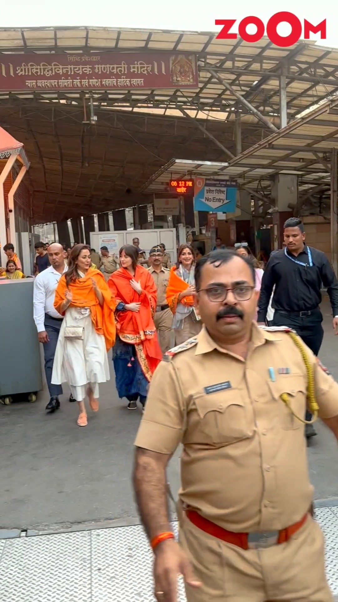 Sonali Bendre \u0026 Dakota Johnson visits Siddhivinayak temple to take blessings? #shorts #dakotajohnson