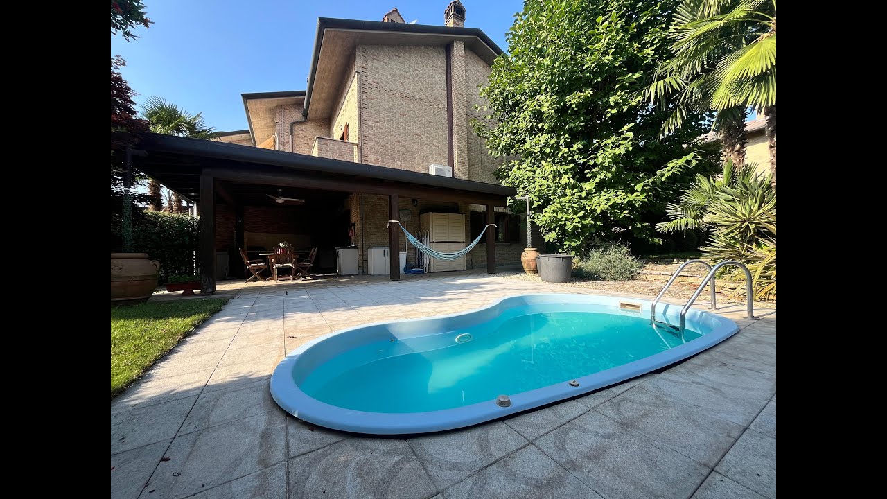 IN VENDITA a Cesano Maderno VILLA con PISCINA INTERRATA e BOX di 135 mq (RIF. Uff495VillaCESANO):