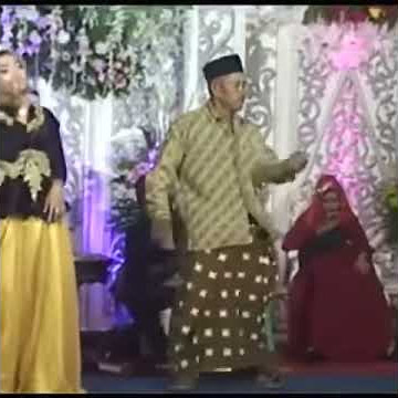 LUCU BANGET KEASIKAN JOGET MALAH SAMPAI SARUNG NYA MELOROT KE BAWAH