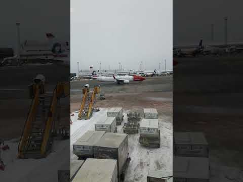 Norwegian airlines jet at airport of Stockholm. Самолет норвежских авиалиний в аэропорту Стокгольма