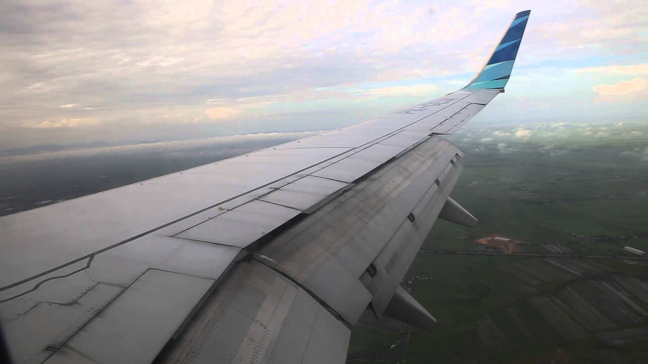 Garuda Indonesia PK-GEM landing at Syamsudin Noor Airport in