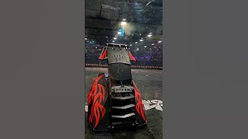 You can watch this epic flight endlessly #robots #battle #robotics #battleofrobots #shorts