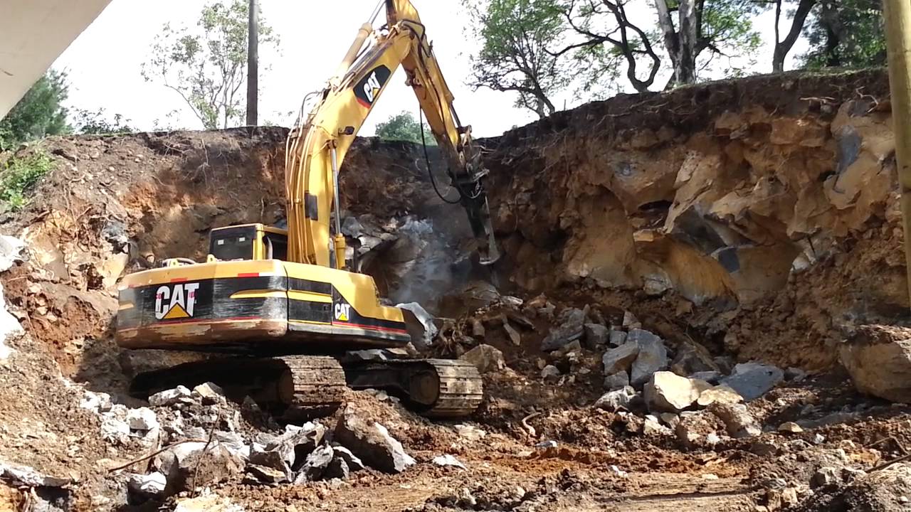 Excavadora CAT martillo hidraulico junto a puente - YouTube