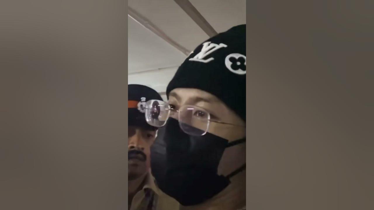 GOT7's Jackson Wang Arrives in Mumbai for Lollapalooza India; K-Pop Star  Gets Mobbed at the Airport (Watch Viral Video)