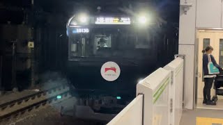 E235系0番台トウ15編成（黒い山手線×Netflix・鉄道開業150周年記念HM付ラッピング）が田端駅3番線に到着停車するシーン（1813G）2022.10.11