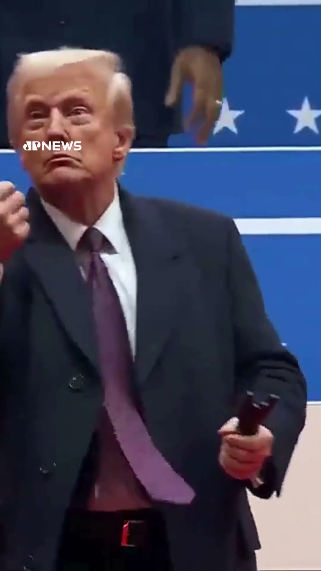 Presidente Trump joga canetas para a plateia após assinar ordens executivas