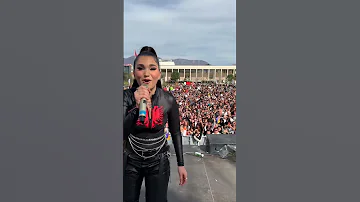 Crowd Sings Mockingbird With Enisa 
