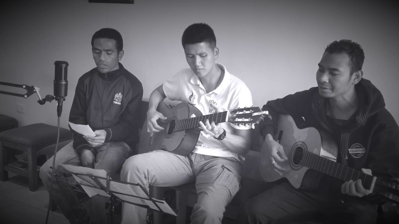 Postrado ante la Cruz