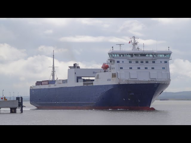 Der Ro-Ro-Frachter Norsky verlässt den Hafen von Tilbury und