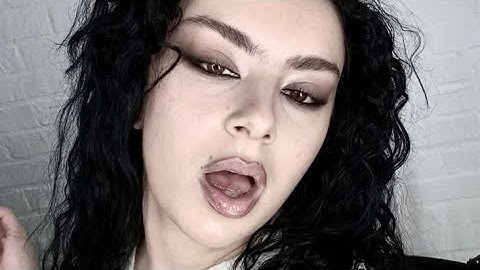 Is Taylor Swift’s ‘Actually Romantic’ a Diss to Charli XCX @TheUSCN