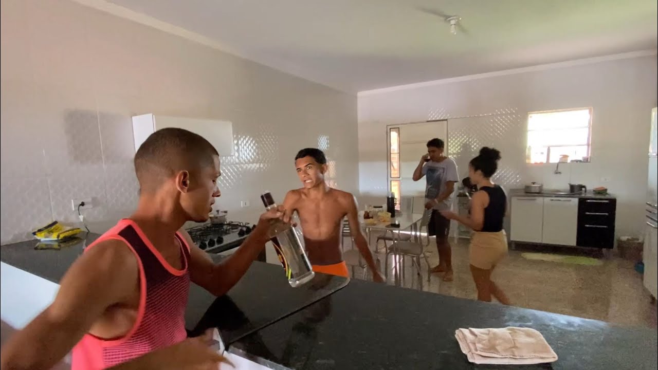 LEVY CHEGA BEBAD0 NA CASA DO BRUTINHO E DA EM ClMA DA MULHER DELE