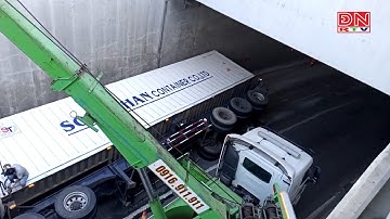 Ngã tư Vũng Tàu: lật xe container dưới hầm chui
